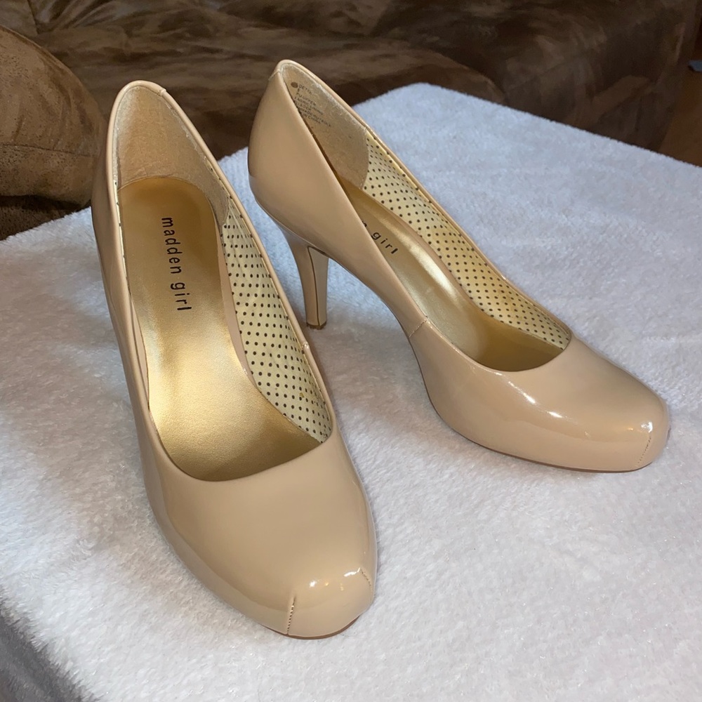Nude pumps